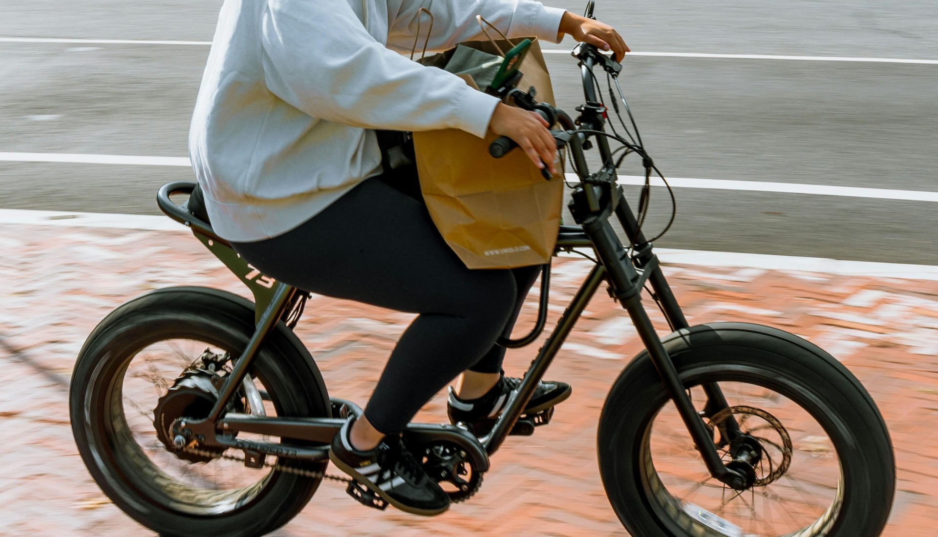 Motocicliștii vor putea folosi benzile de transport în comun, conform unui nou proiect de lege