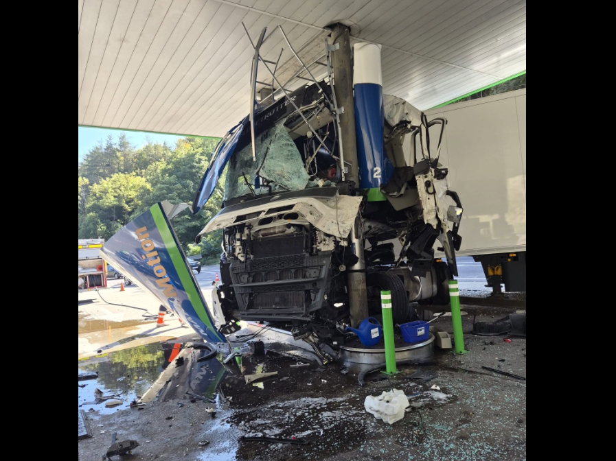 Accident cu TIR într-o benzinărie de pe Valea Oltului: șoferul turc a fost găsit sub influența alcoolului