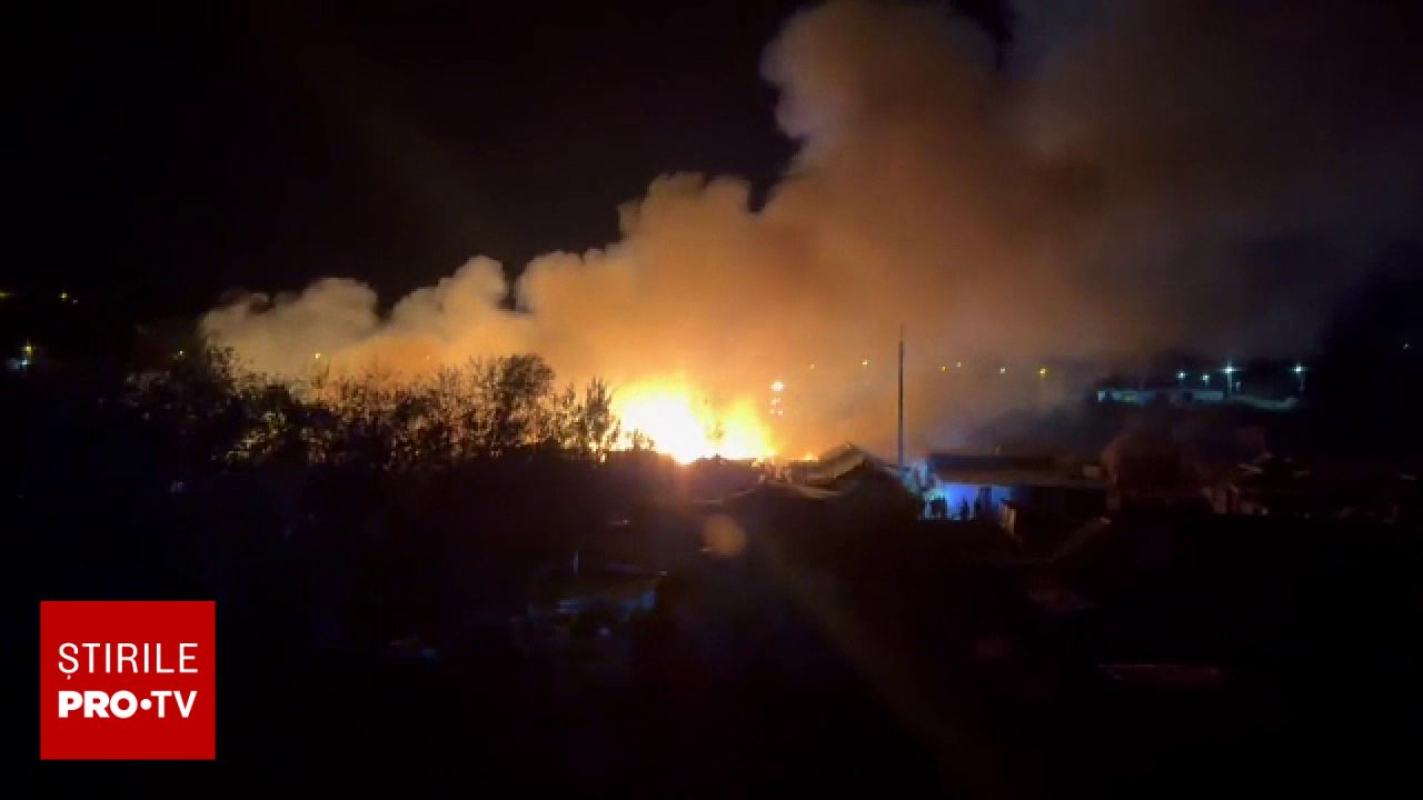 Incendiu de amploare în Baia Mare: zeci de locuințe improvizate au fost distruse de flăcări