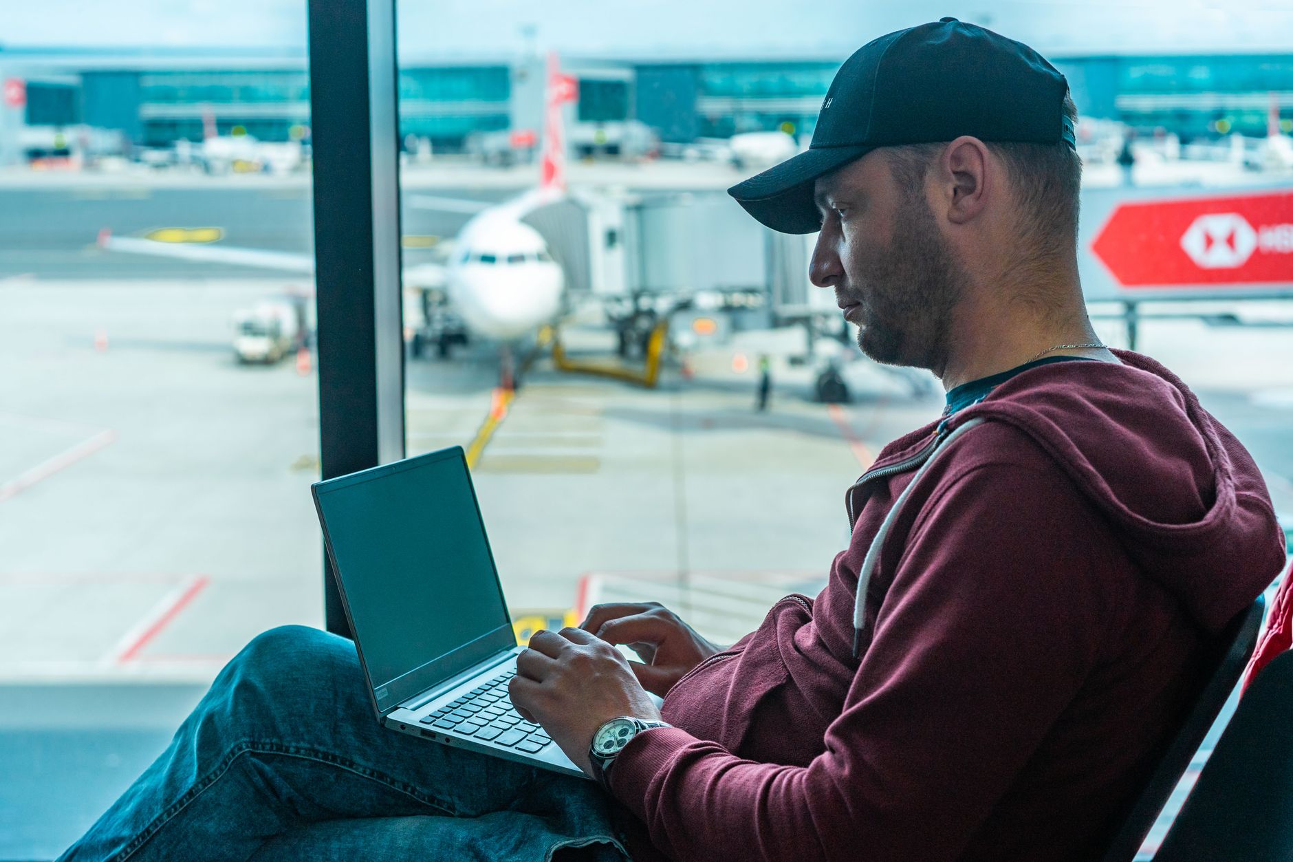 TAROM anunță dificultăți la rezervarea biletelor online din cauza unor lucrări la website