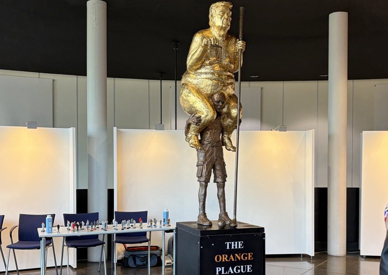 O statuie aurită care îl reprezintă pe Donald Trump a fost expusă în Parlamentul European