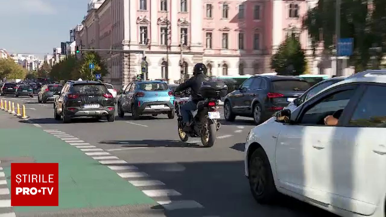 Reguli noi pentru motocicliști în Codul Rutier: când pot trece printre mașini la semafor