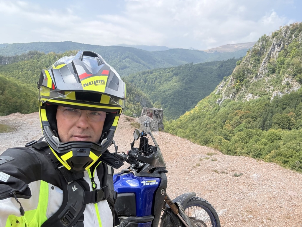 Motocicletele și scuterele vor putea circula pe benzile de transport în comun, conform noii legi aprobate