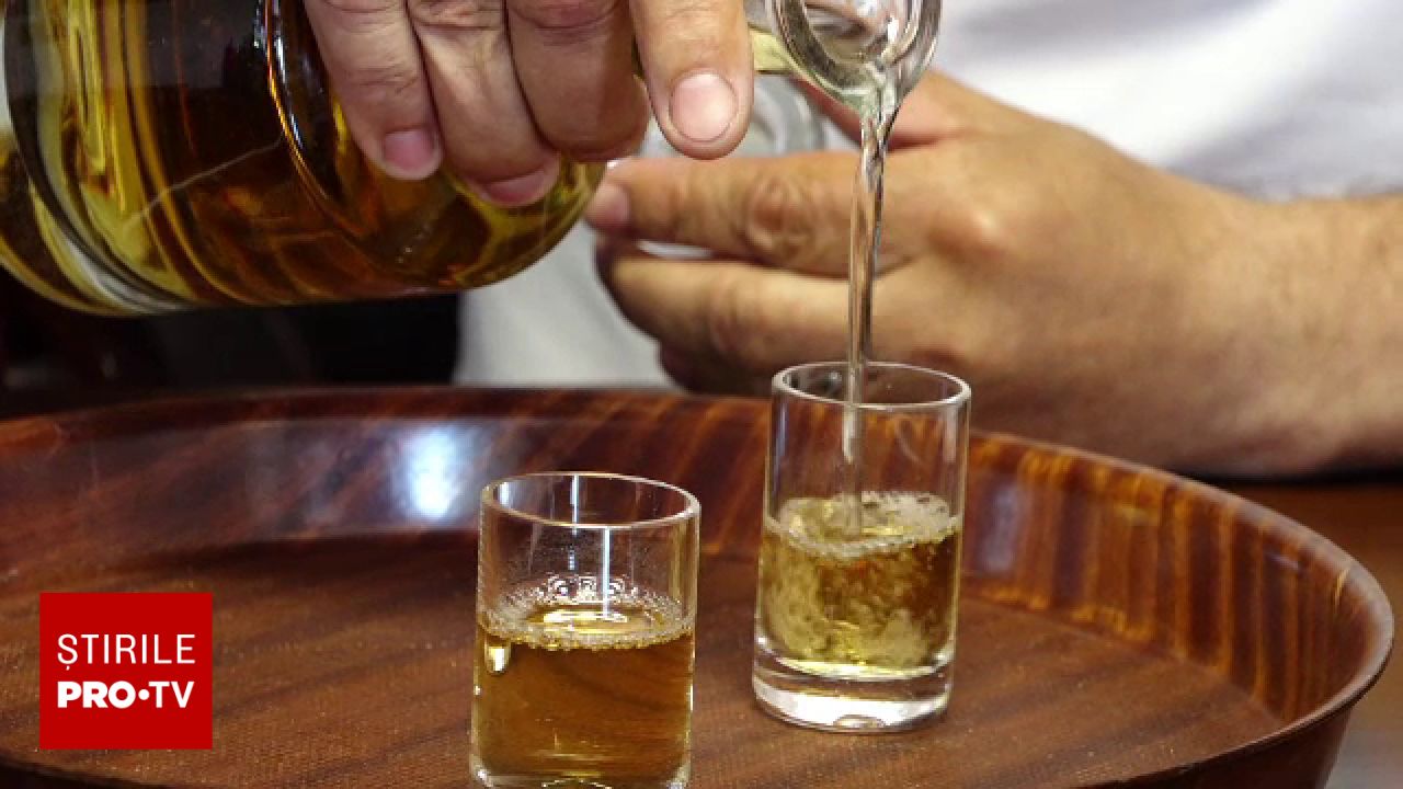 Românii pot produce până la 200 de litri de țuică pe an fără taxe, pentru consum propriu