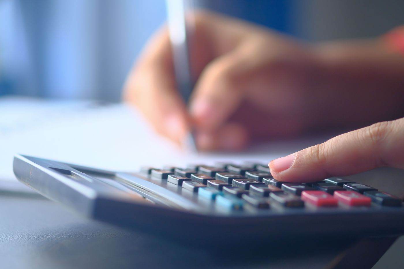 Franța se confruntă cu criza financiară și protestele studenților înainte de negocierile bugetare