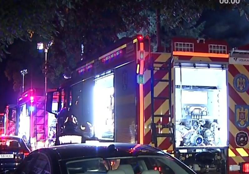 Tragedie în zona Aviatorilor: Un om și-a pierdut viața după ce mansarda unei case a luat foc