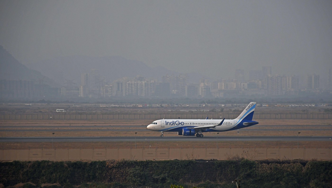 Un avion IndiGo a aterizat cu avarii după ce a fost lovit de fulger și lovit de grindină