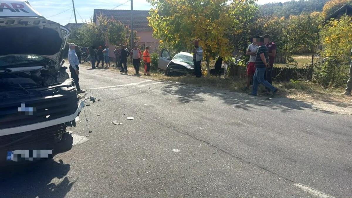 Accident grav în Vâlcea: un autoturism a intrat pe contrasens și a izbit un microbuz cu pasageri