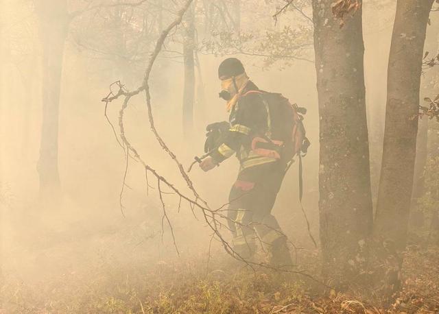 Avertisment de la IGSU: Riscul de reaprindere a incendiului din Parcul Național Domogled rămâne ridicat