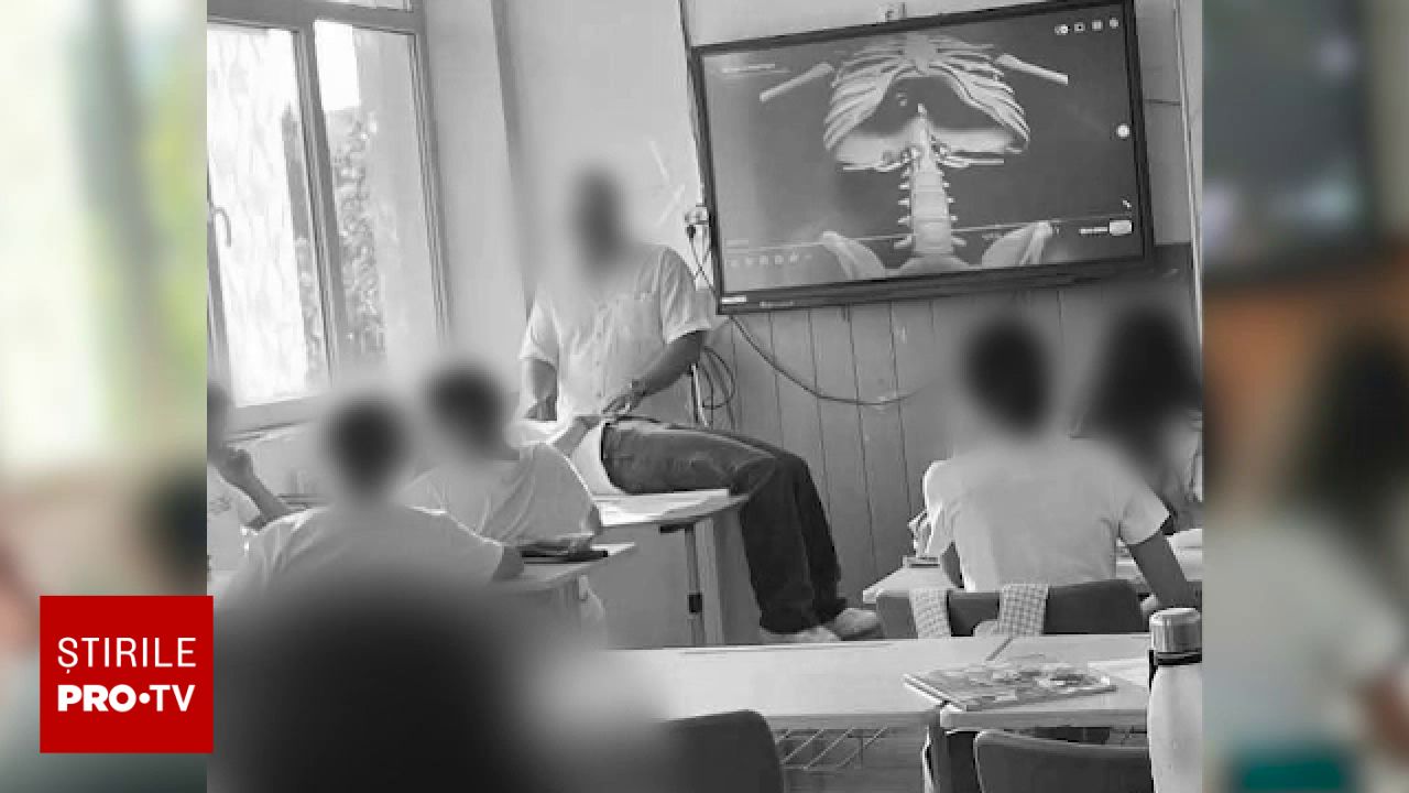 Anchetă pentru un profesor de muzică din Prahova: ar fi atins elevele în timpul orelor