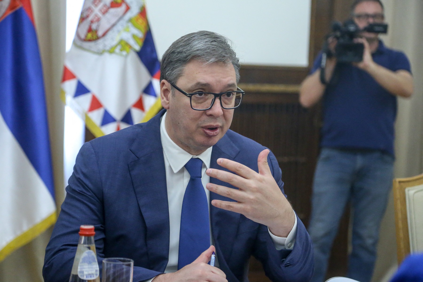 Aleksandar Vucic a publicat un videoclip cu o piatră pentru a critica opoziția din Serbia