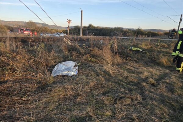 Tragedie în Harghita: Doi adolescenți au murit după ce un tren a lovit motocicleta pe care circulau
