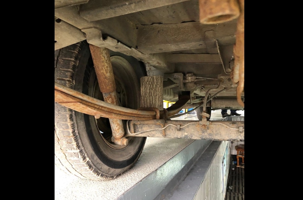 Improvizații periculoase la mașinile din România: RAR a publicat imagini cu vehicule modificate ilegal