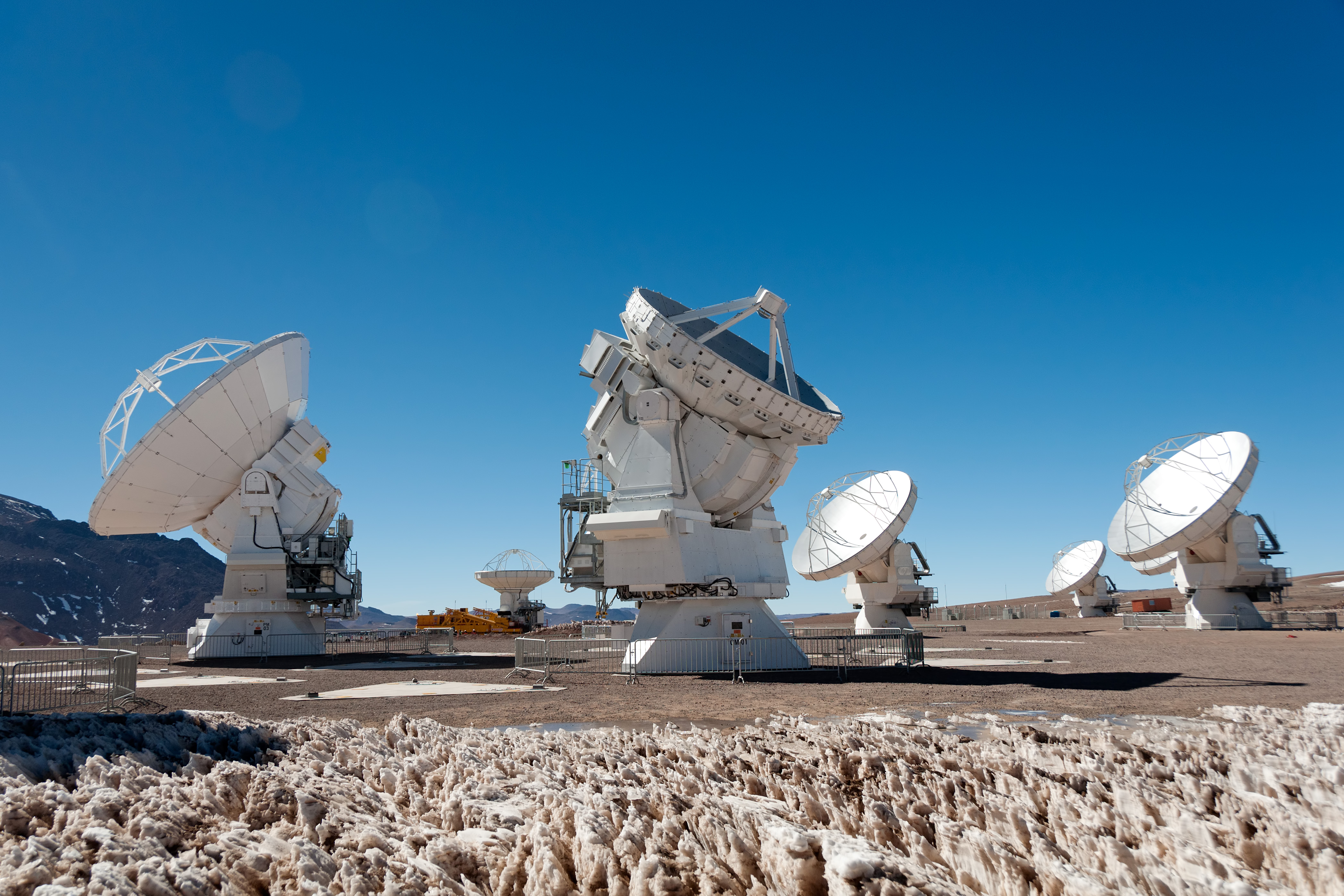 Un semnal radio misterios a călătorit 10 miliarde de ani până la Pământ. Astronomii au identificat sursa