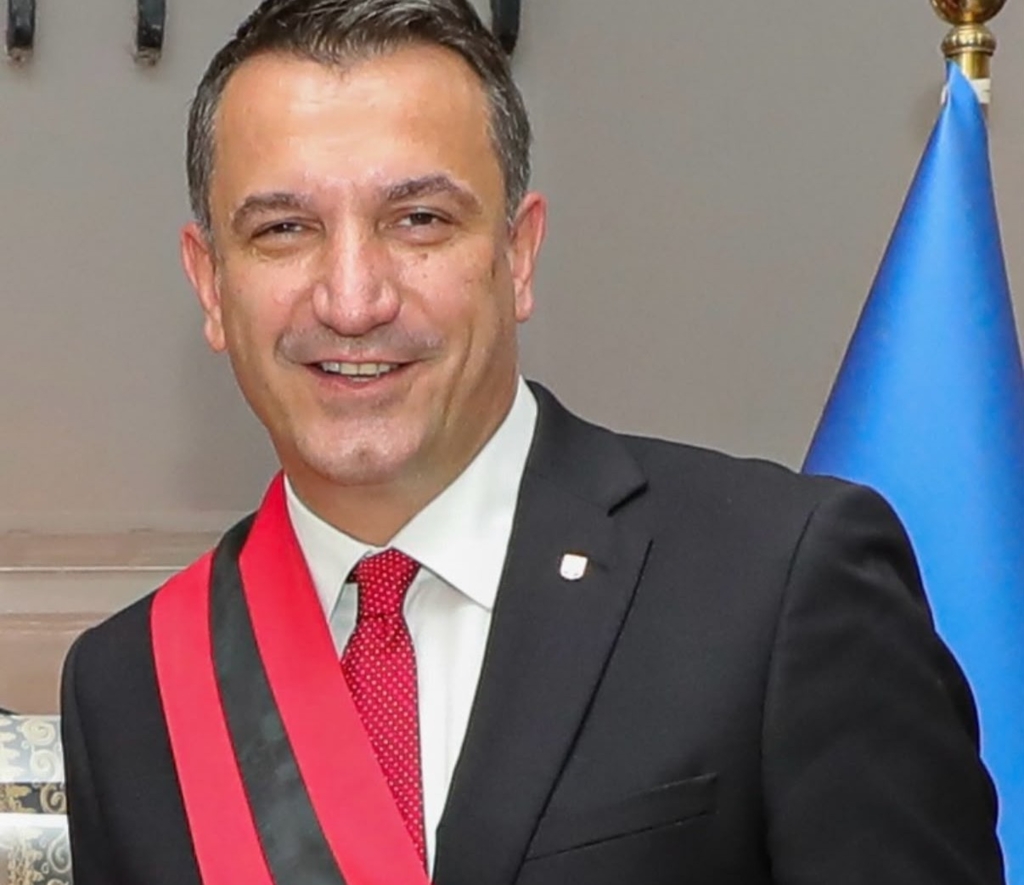 Primarul Tiranei, Erion Veliaj, comunică cu locuitorii printr-un avatar digital creat cu AI din arest