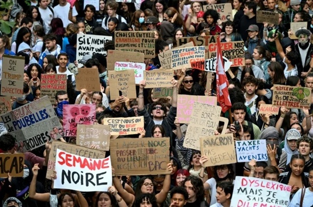 Violențe în Franța în timpul manifestațiilor liceenilor: 504 arestări și zeci de polițiști răniți