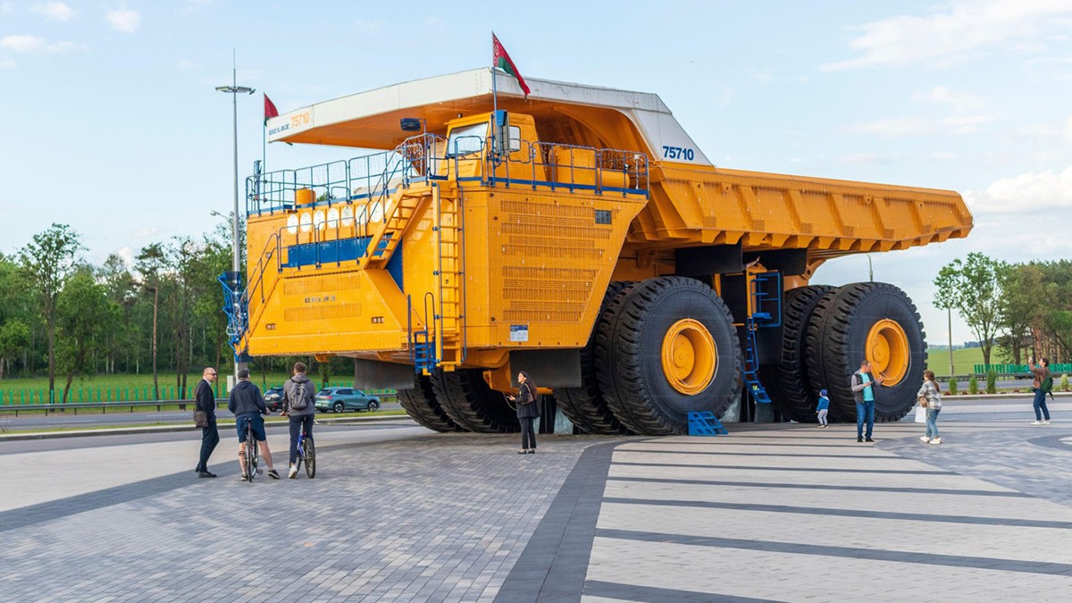 BelAZ 75710: Gigantul minier care cântărește mai mult decât un Airbus A380 încărcat