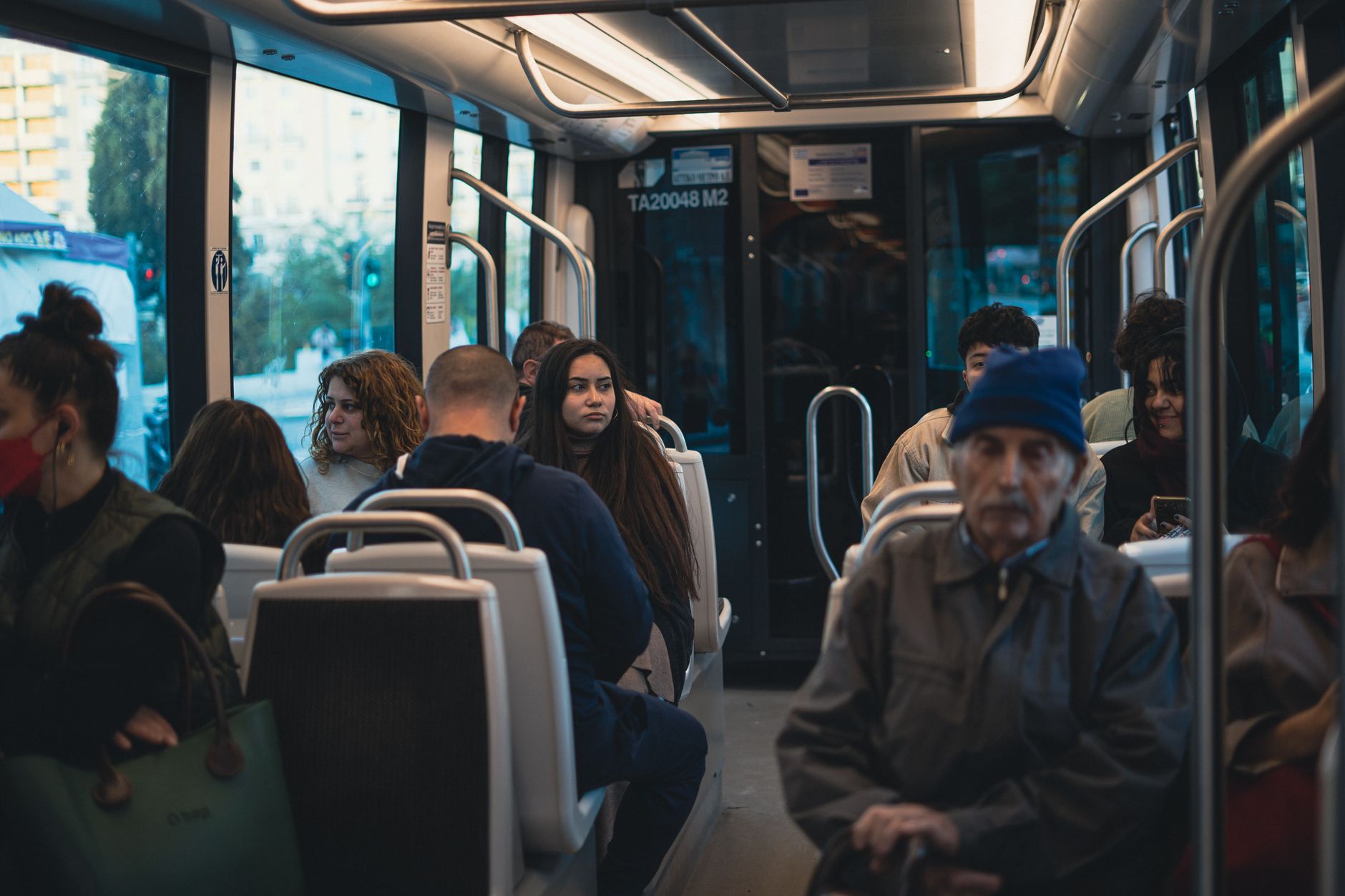 Raport Eurostat: Peste jumătate dintre europeni nu folosesc transportul în comun