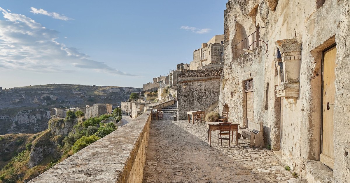 A murit antreprenorul care a salvat un sat medieval din Italia prin conceptul de hotel răspândit