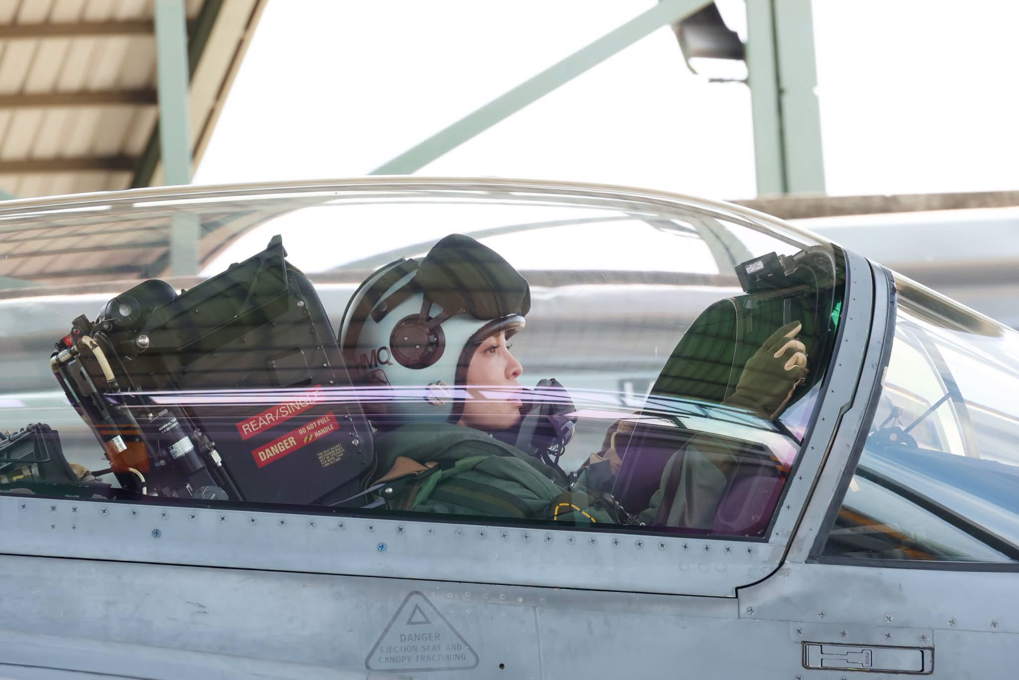 Regina Suthida a Thailandei a pilotat singură un avion de vânătoare JAS-39C Gripen