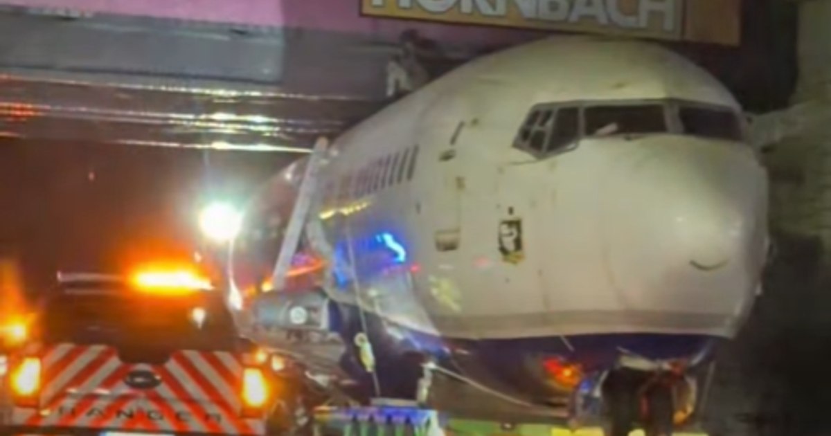 Un avion de pasageri a rămas blocat sub un pod pe DN1, în zona Balotești