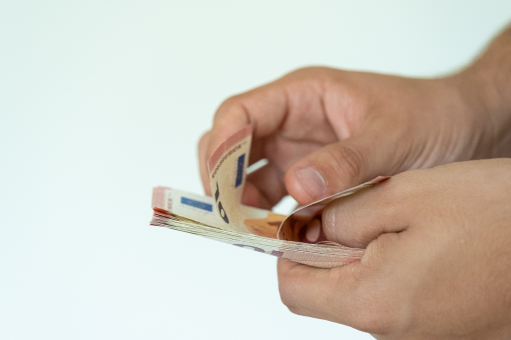 Doi profesori de la Universitatea din Pitești sunt reținuți pentru mită și complicitate în examen