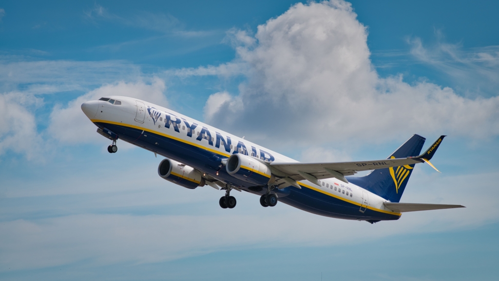 Pasageră arestată după ce a refuzat să se oprească din folosit țigara electronică pe un zbor Ryanair