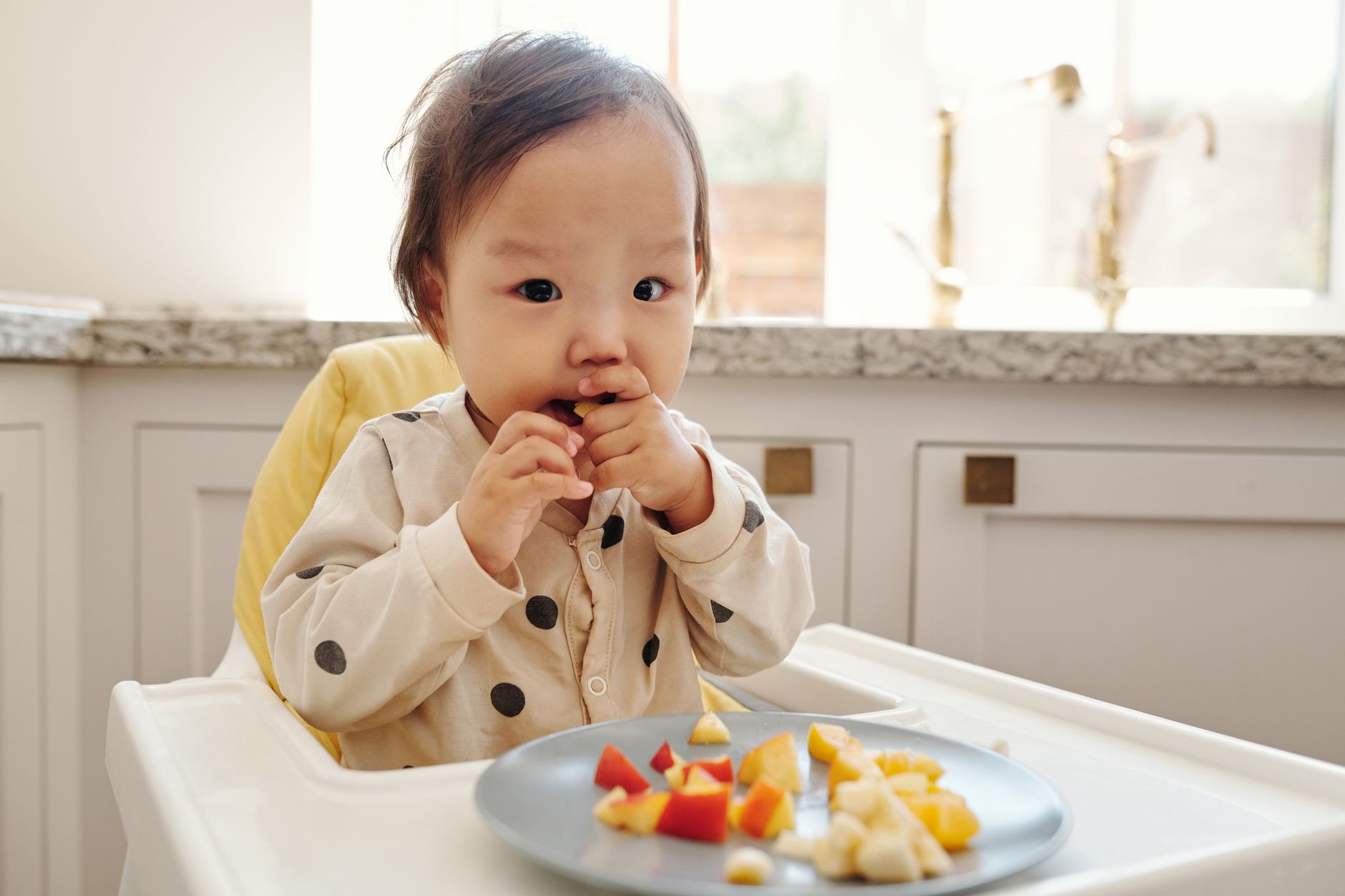 Alimentația copilului după vârsta de un an: cum se modifică nevoile nutriționale și regimul alimentar