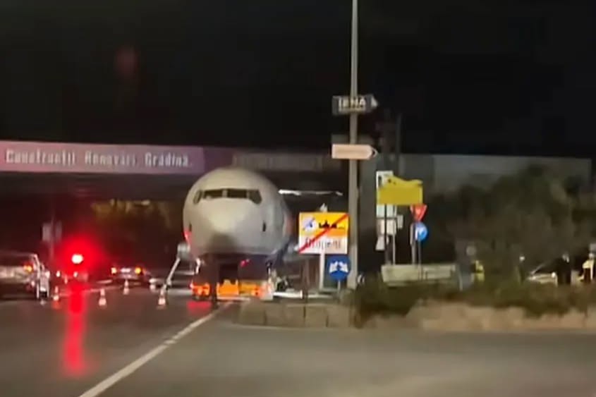 Avion de pasageri blocat sub un pod de cale ferată pe DN1, în zona Balotești