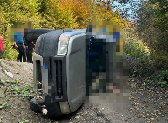 Tragedie în Brașov: Doi vârstnici găsiți morți într-o mașină răsturnată într-o râpă