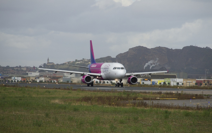 Aterizare de urgență pentru un avion Wizz Air la Otopeni după o posibilă coliziune cu păsările