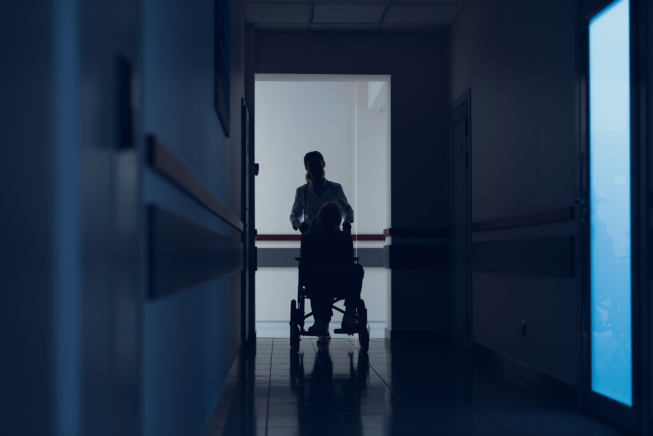 Pacienții fără adăpost rămân blocați în spitalele din București: procese de externare care durează luni de zile