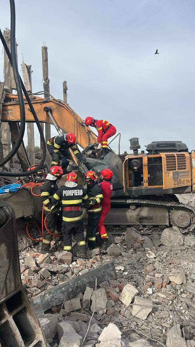 Tragedie în Dolj: O persoană a murit după ce o grindă de beton a căzut peste un excavator