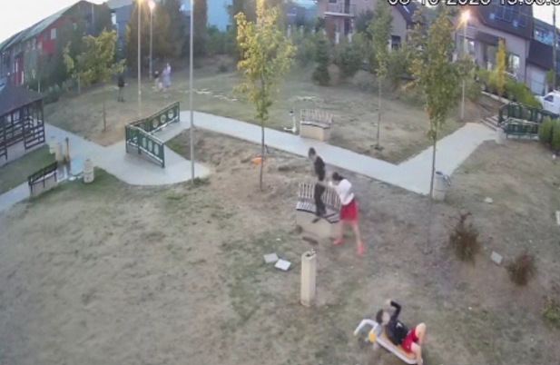 Primarul din Bistrița solicită ajutorul cetățenilor pentru identificarea tinerilor care au distrus mobilierul dintr-un parc
