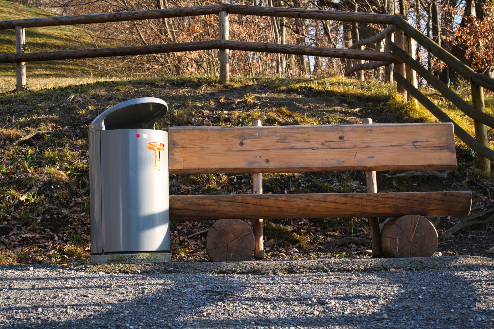 Mobilier urban vandalizat într-un parc din Bistrița: Primarul cere ajutorul cetățenilor pentru identificarea tinerilor