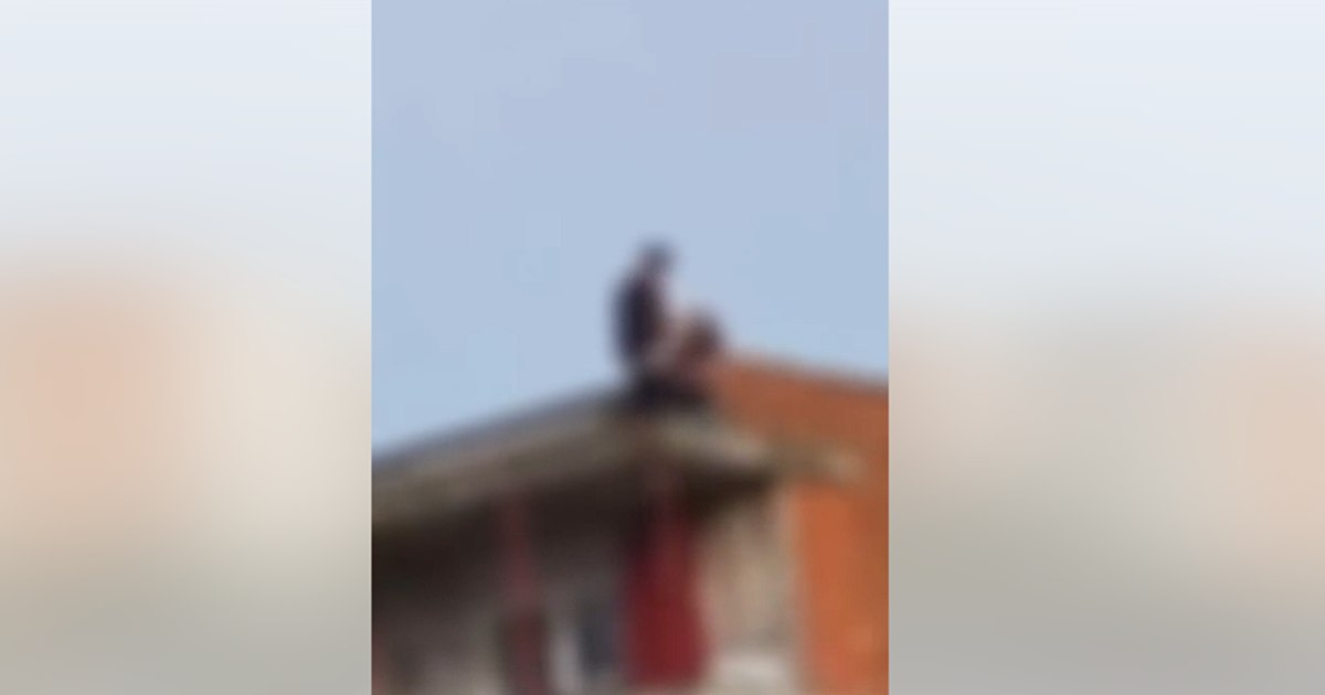 Poliția deschide un dosar penal după ce un cuplu a fost surprins în acte sexuale pe acoperișul unui bloc din Oradea