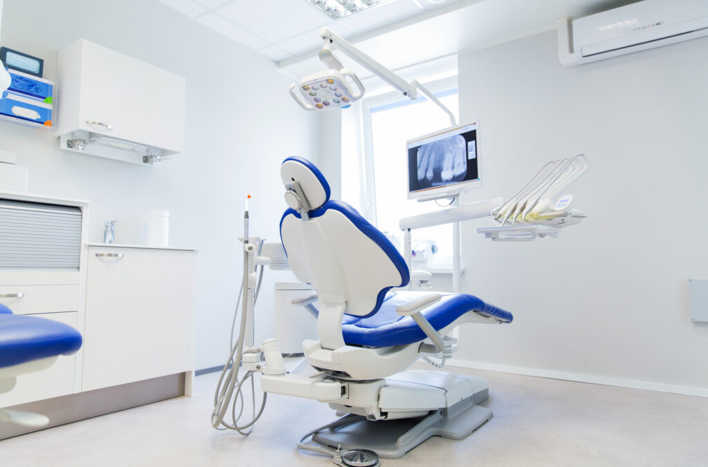 Președintele CMSR avertizează: România produce un număr excesiv de medici stomatologi față de UE
