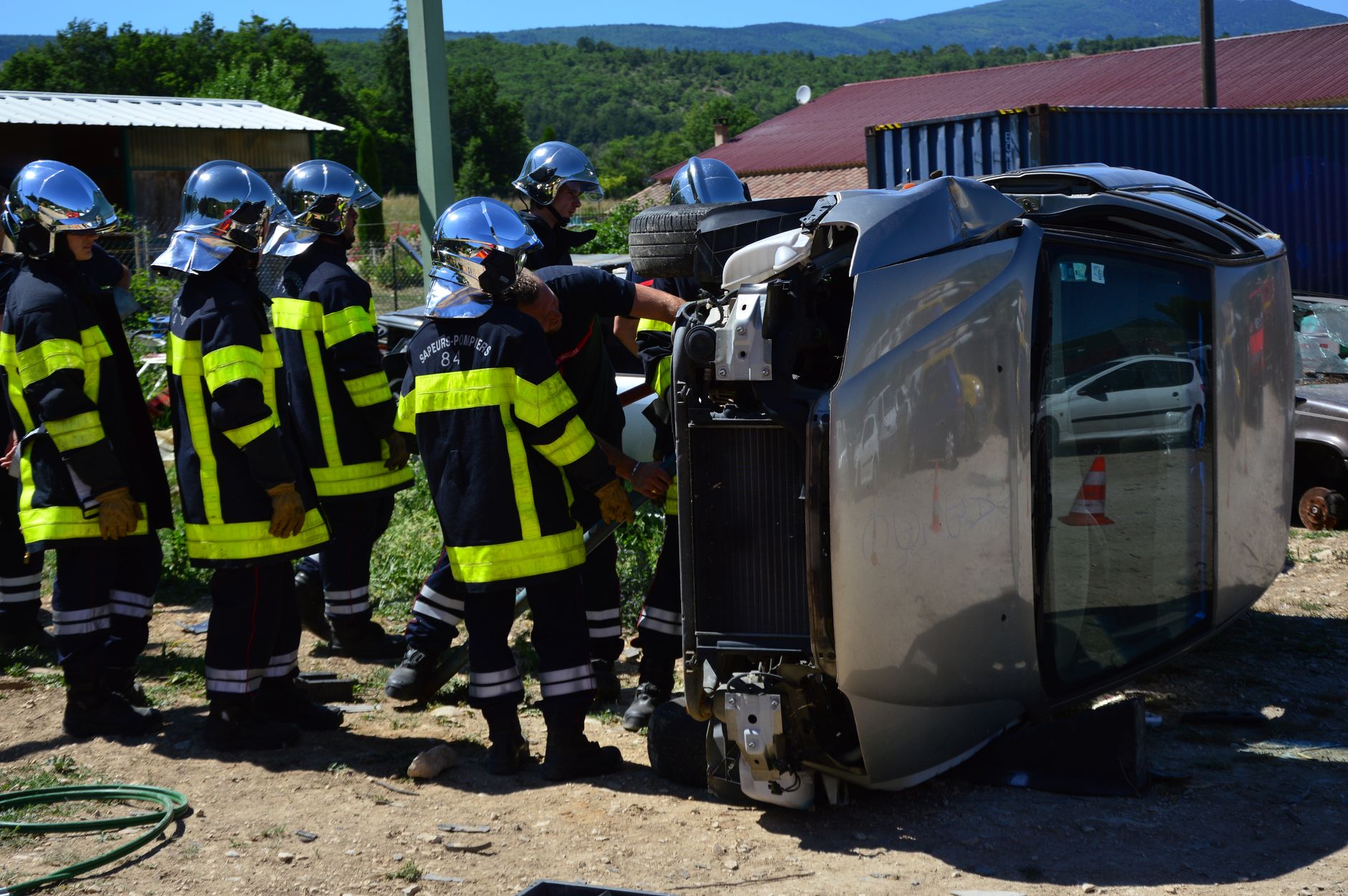 Tragedie în Brașov: Doi soți găsiți morți într-un autoturism răsturnat pe un drum forestier