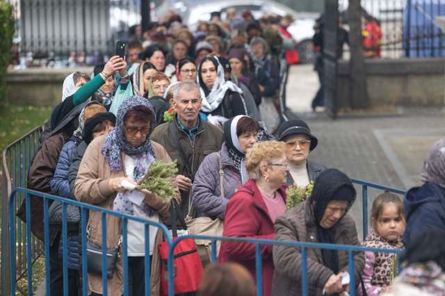 Pelerinaj masiv la Iași: Peste 26.000 de oameni așteaptă la rând, timpul de așteptare depășind 15 ore