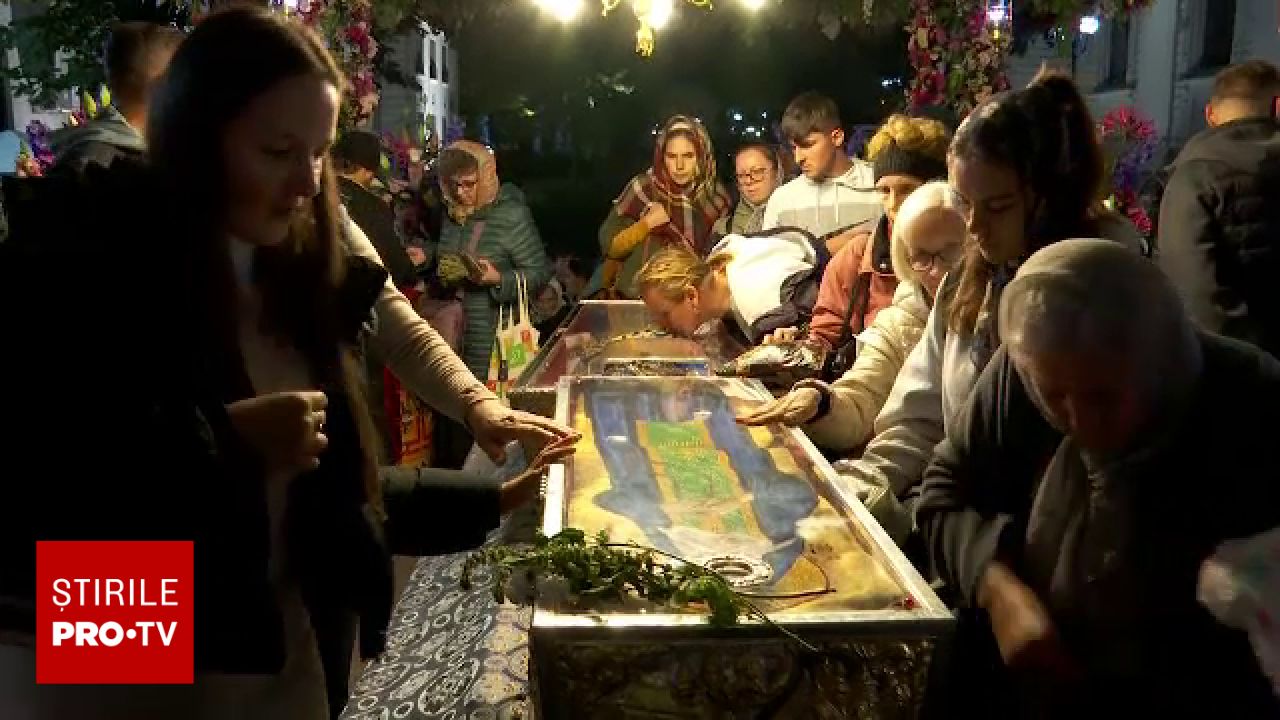 Peste 26.000 de pelerini la coadă la Iași pentru moaștele Sfintei Parascheva. Timpul de așteptare este uriaș
