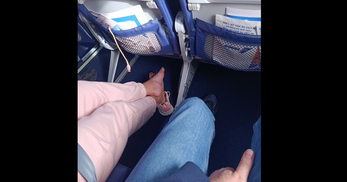 Dezbaterere aprinsă după ce un pasager TAROM a raportat că femeia de lângă el a stat desculță pe tot zborul