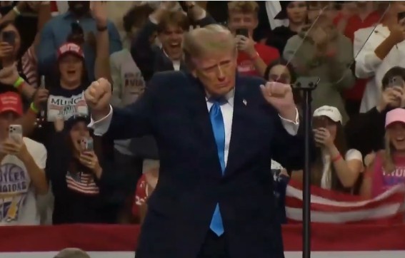 Controverse după ce s-a văzut eticheta sacoului purtat de Donald Trump: brandul este de larg consum și produce în Asia