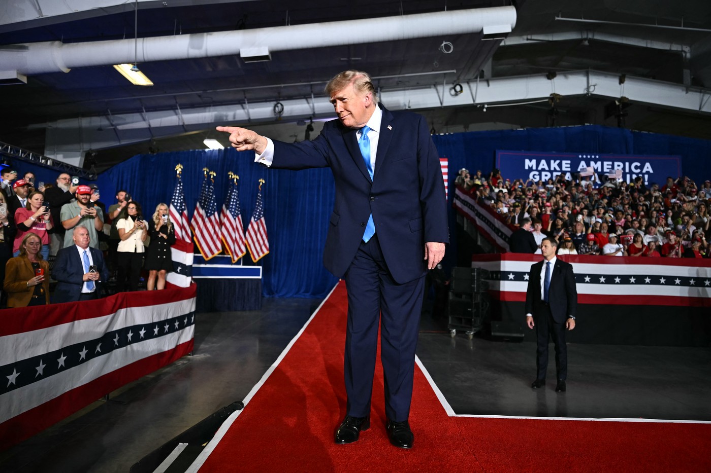 Controverse după ce s-a văzut eticheta costumului purtat de Donald Trump la un miting electoral