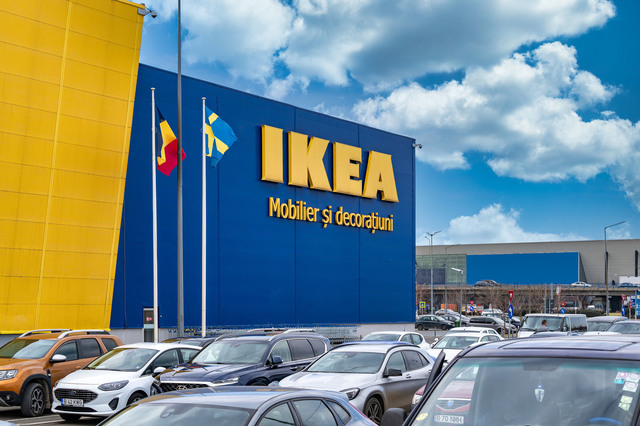 IKEA aplică prețuri diferite în magazinele fizice față de site. Reduceri pentru clienți în România