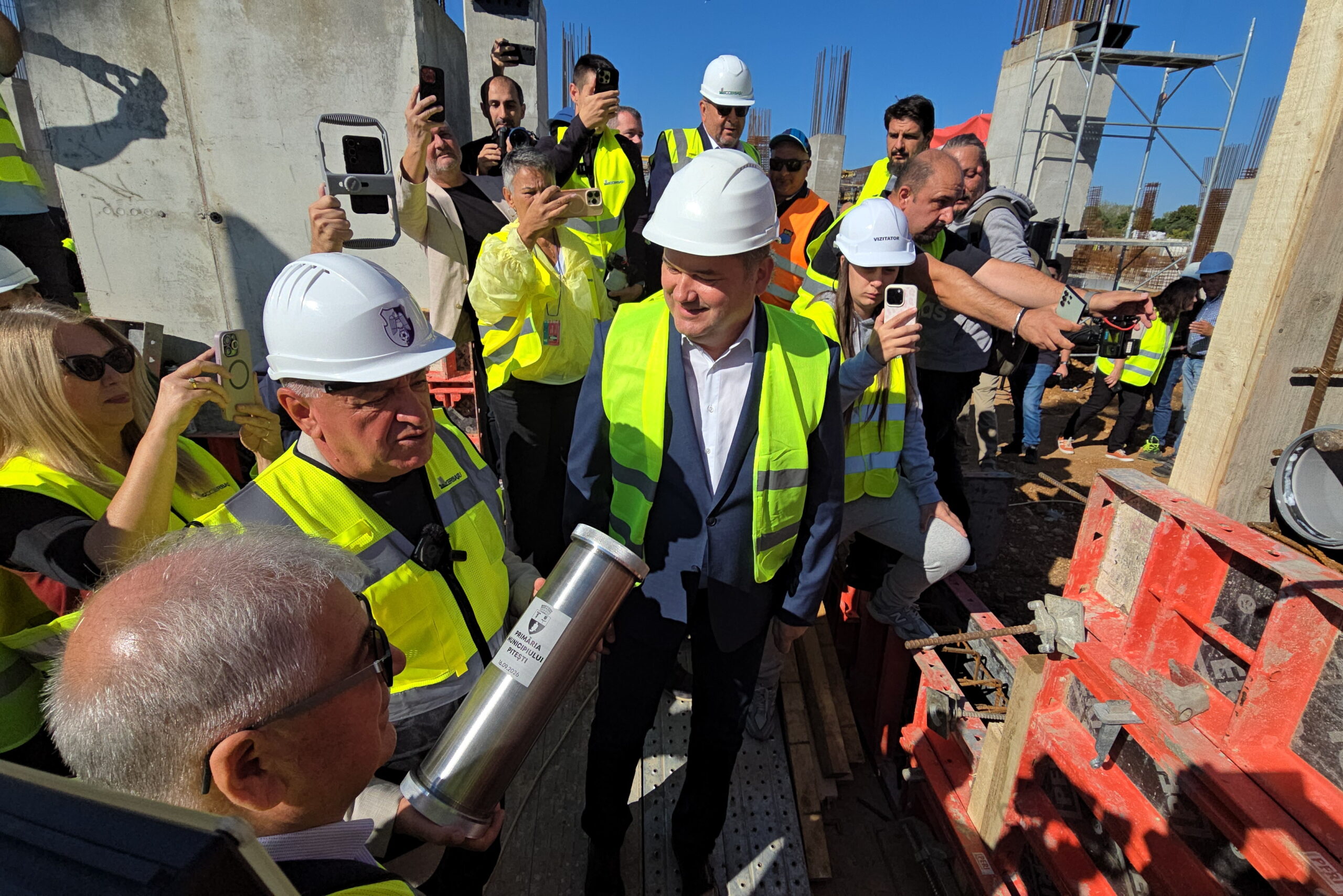 Capsula Timpului a fost depusă în fundația noului stadion din Pitești