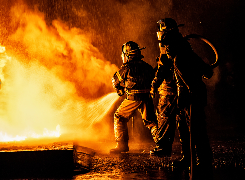 Incendiu violent la o fostă unitate militară din județul Vâlcea