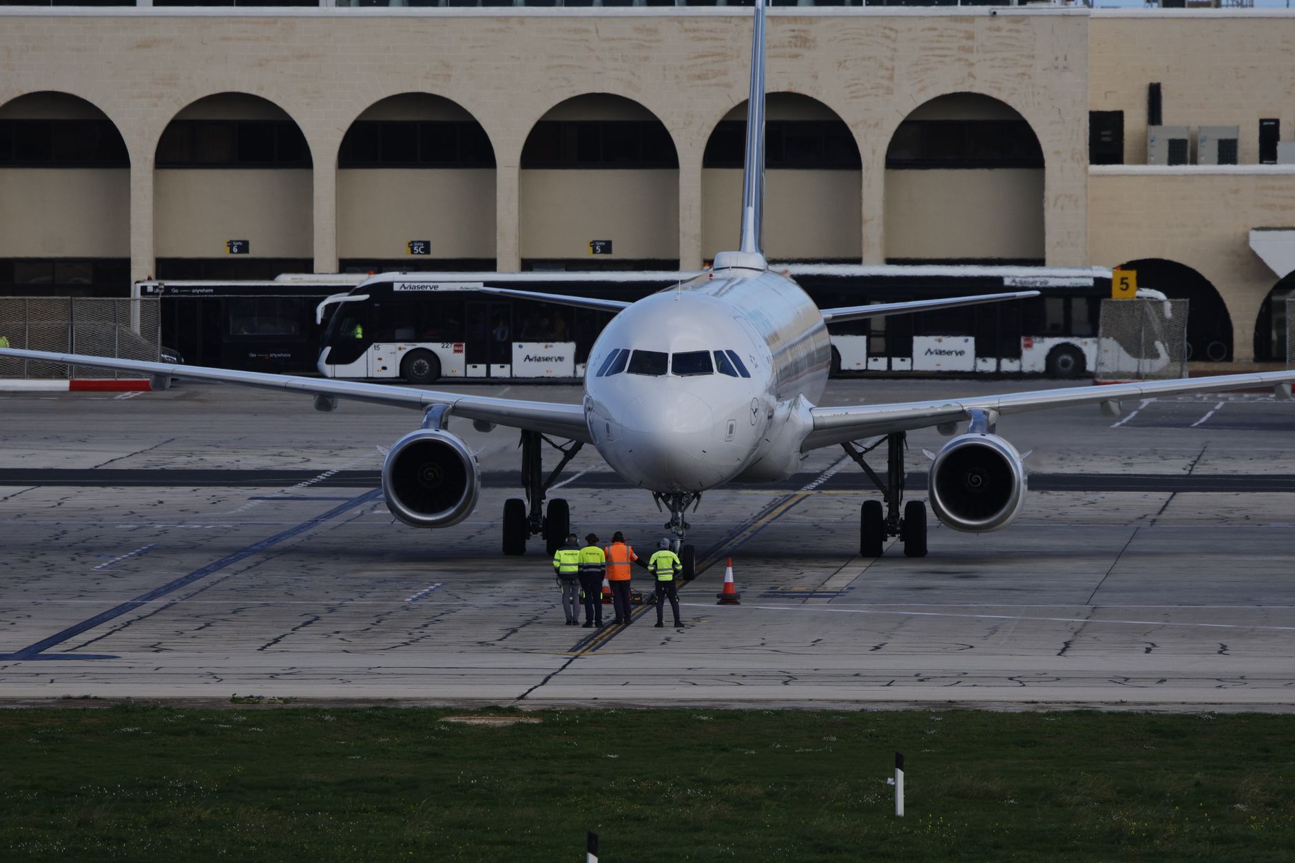 Explozie pe aeroportul King Khalid din Riad: mai multe persoane rănite și trafic aerian blocat