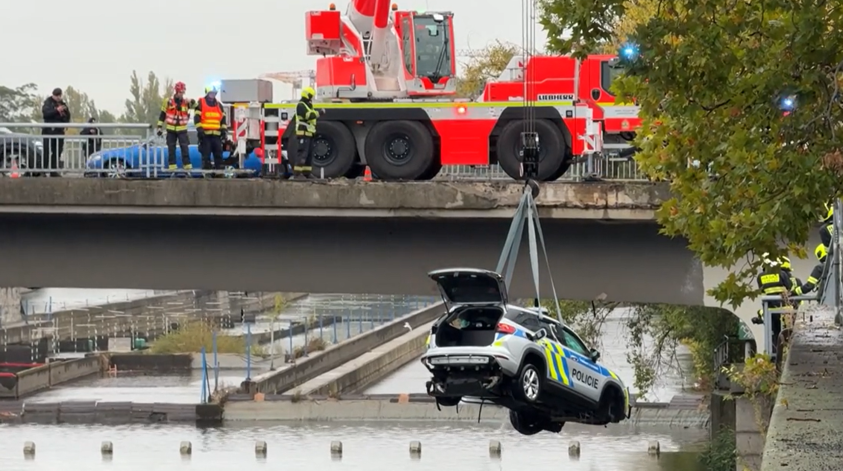 Accident spectaculos în Praga: o mașină de poliție a căzut de pe un pod în râul Vltava