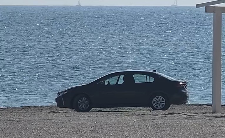 Autoturism din București parcat pe plaja de la Cap Aurora, imaginile au devenit virale