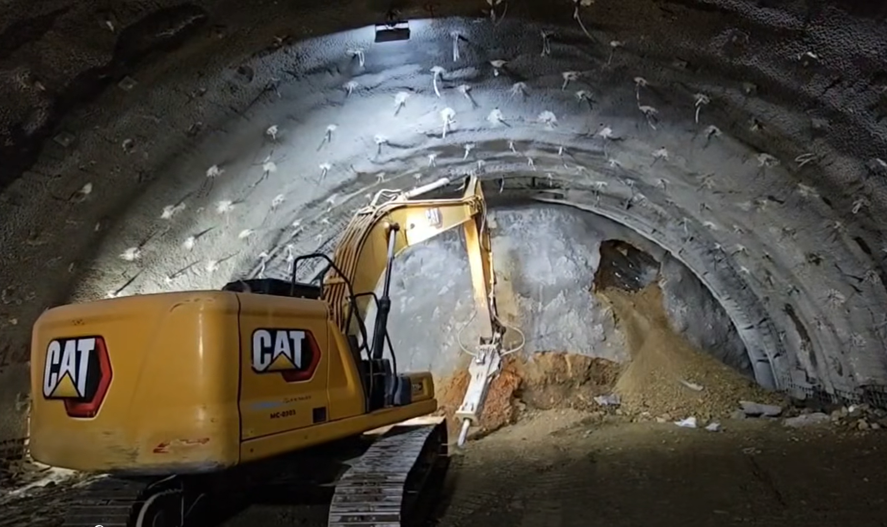 Un nou tunel de pe autostrada Sibiu-Pitești a fost străpuns complet de constructorii turci